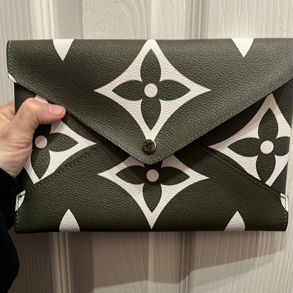 Green Clutch with inside wallets !